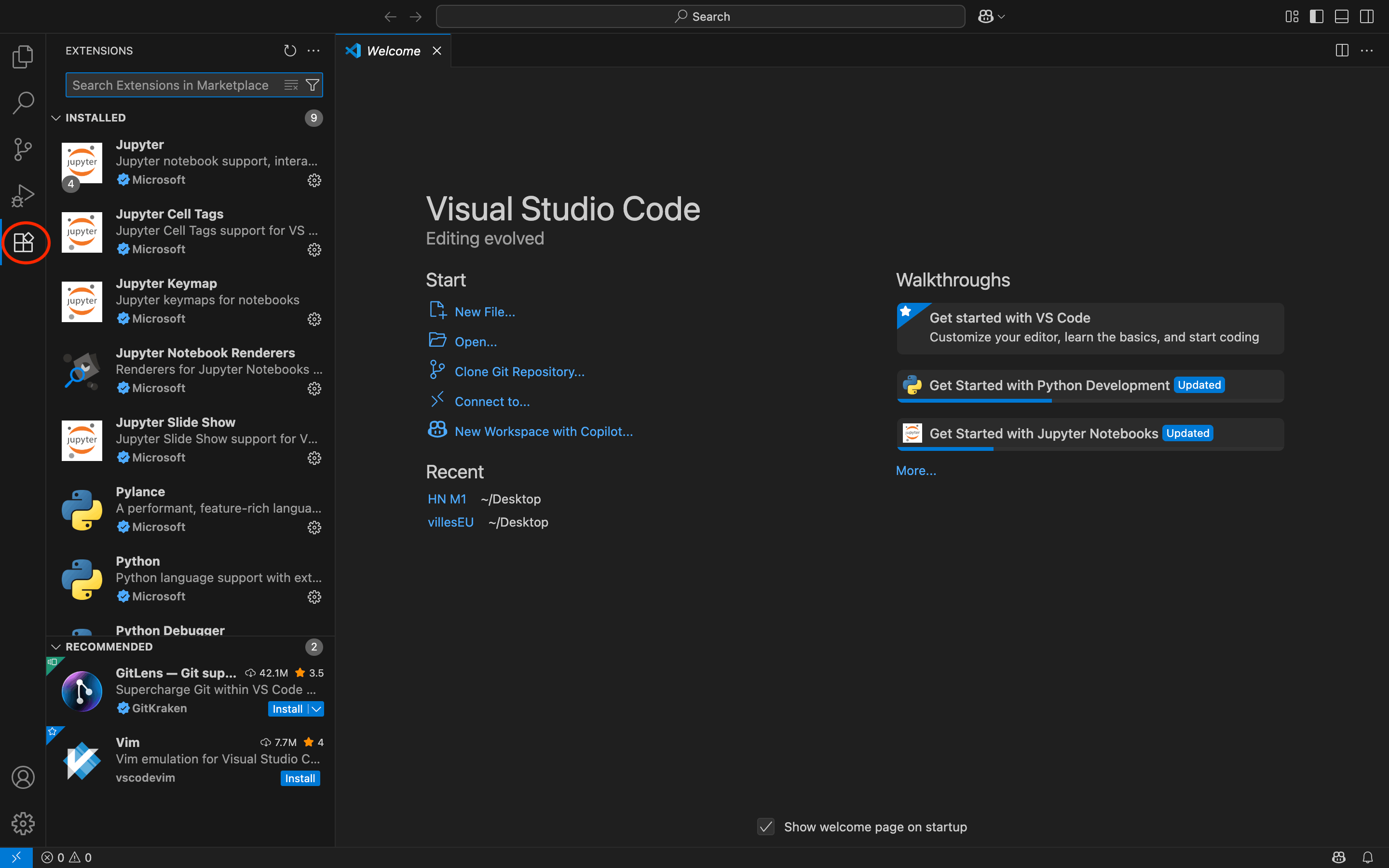 Extensions de VS Code, figure obtenue par la capture d'écran d'une fenêtre de VS Code. Sur la barre latérale et entourée par un cercle rouge, l'icône des extensions, à côté de laquelle la liste d'extensions installées et recommandées se déploie à la verticale.